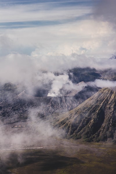 白云下的黑白山